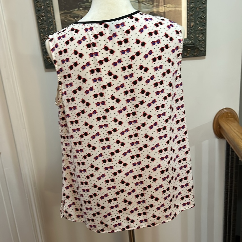 Sleeveless Sunglasses Print Top - Picture 9 of 11
